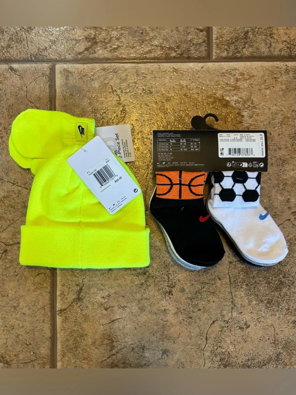 NWT Nike Toddlers *Bundle* Beanie, Mittens and 6 pairs ankle socks sz 2-4T